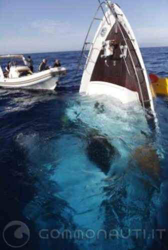 Yacht rubato e affondato